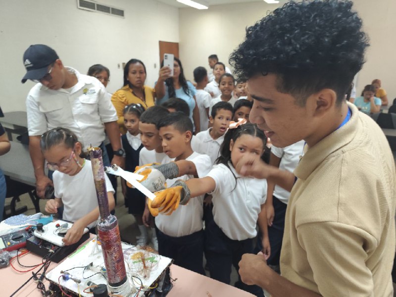 Estudiantes de la Escuela Leonor Bernabó visitan la Fundación CIEPE para conmemorar el Día Internacional de las Niñas en las TIC