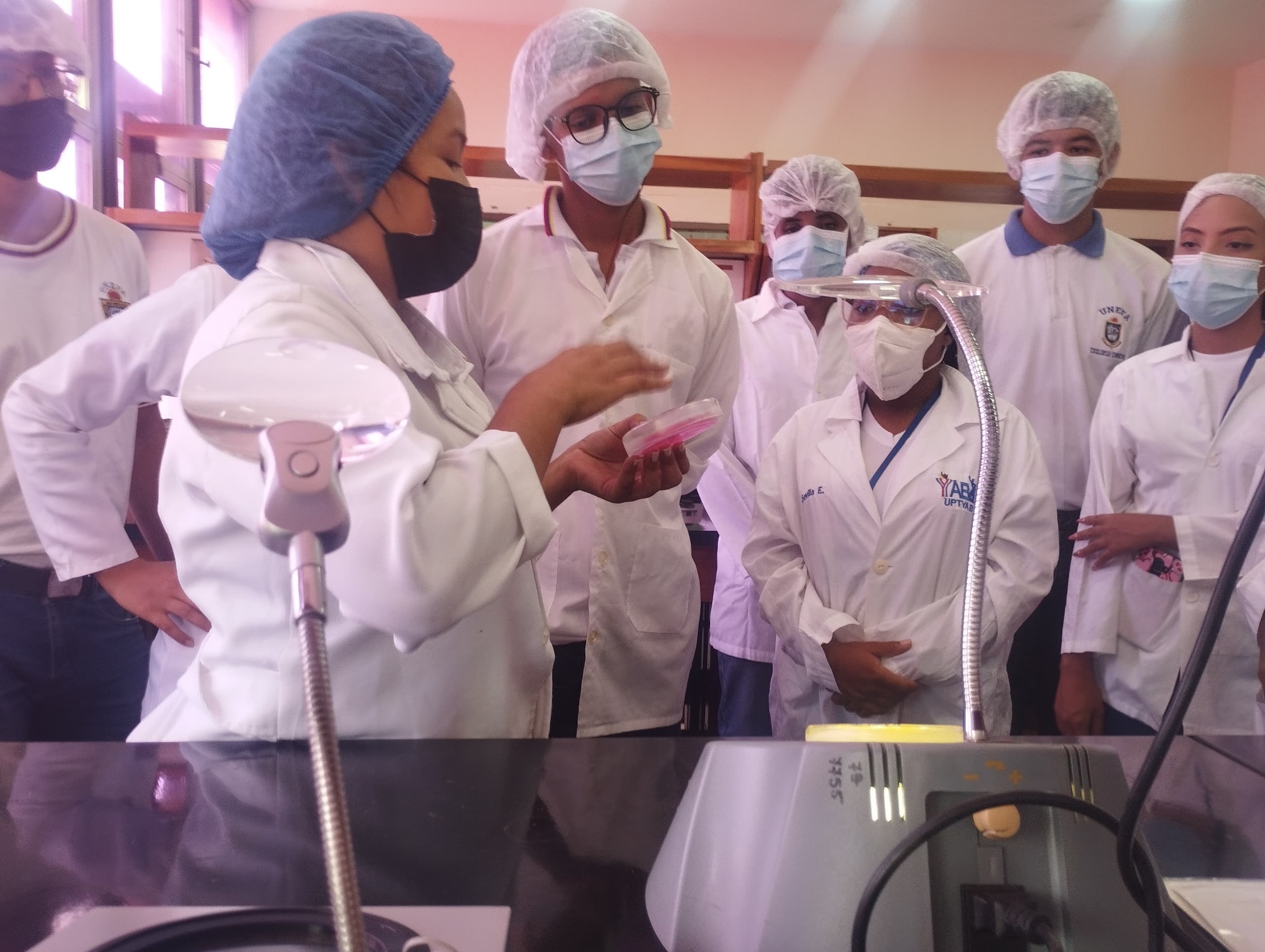 Estudiantes universitarios de la UNEFA, son recibidos en la Fundación CIEPE en visita guiada.
