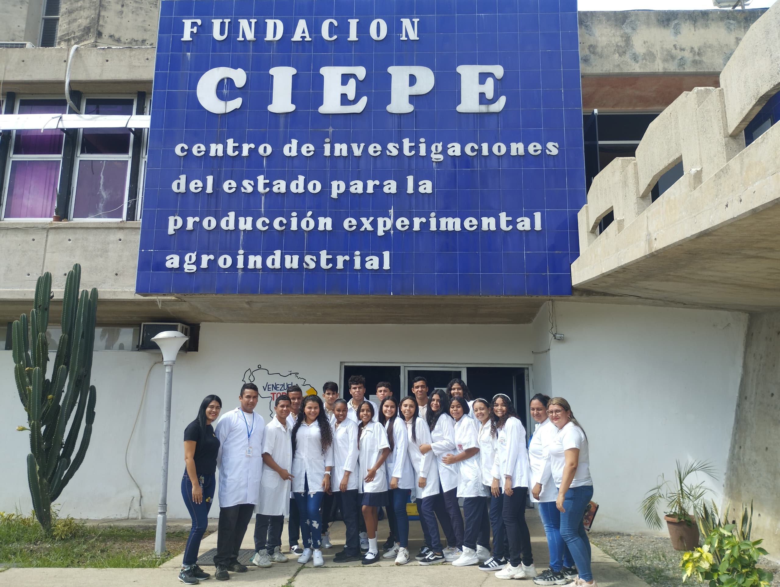 Estudiantes del Complejo Educativo Santa María recorren el laboratorio de la División de Físico - Química en visita guiada en la Fundación CIEPE