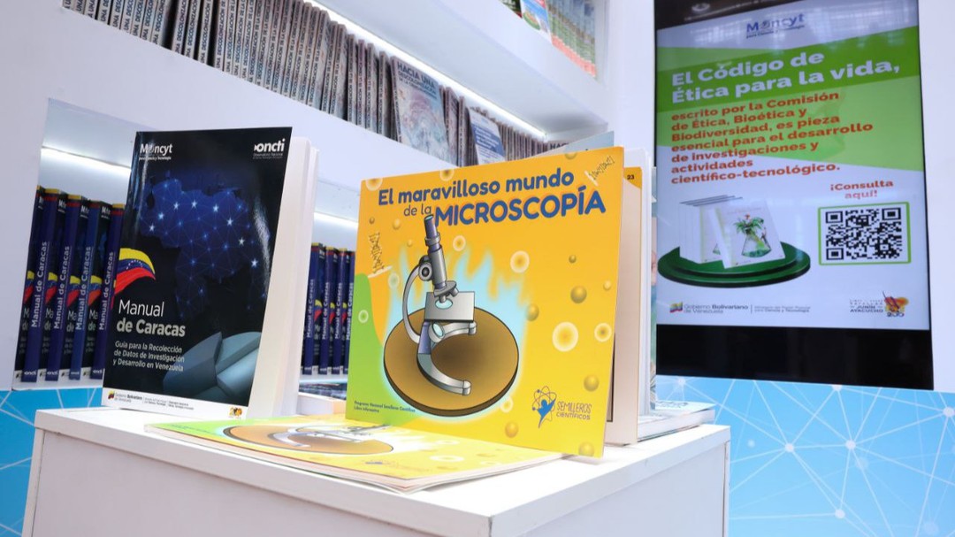 Obras literarias del Mincyt con alta demanda en segundo día de la Feria del Libro de Caracas.