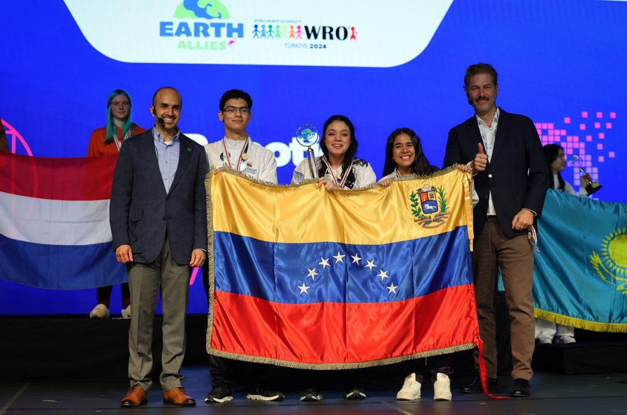 Venezuela logra primer lugar en la categoría «Futuros Innovadores Senior» de la Olimpiada Mundial de Robótica Türkiye 2024.