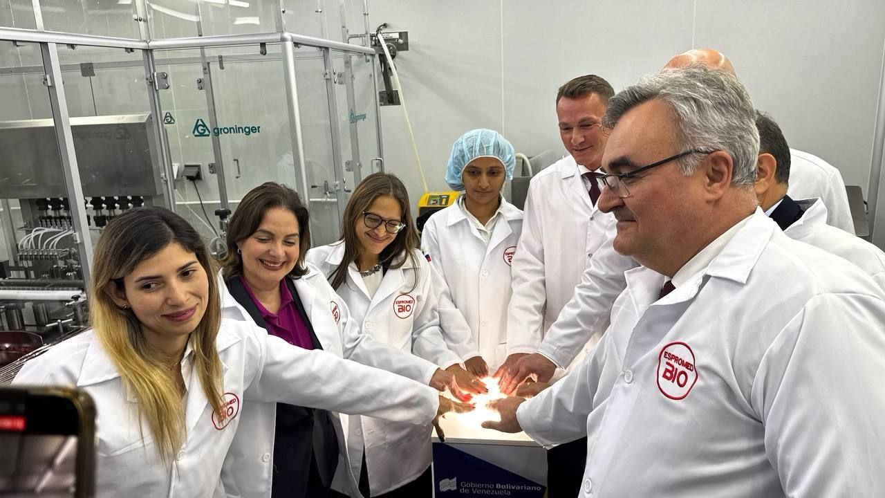 Visita de la delegación de Federación de Rusia a las las instalaciones de la Empresa Socialista para la Producción de Medicamentos Biológicos, Espromed Bio.