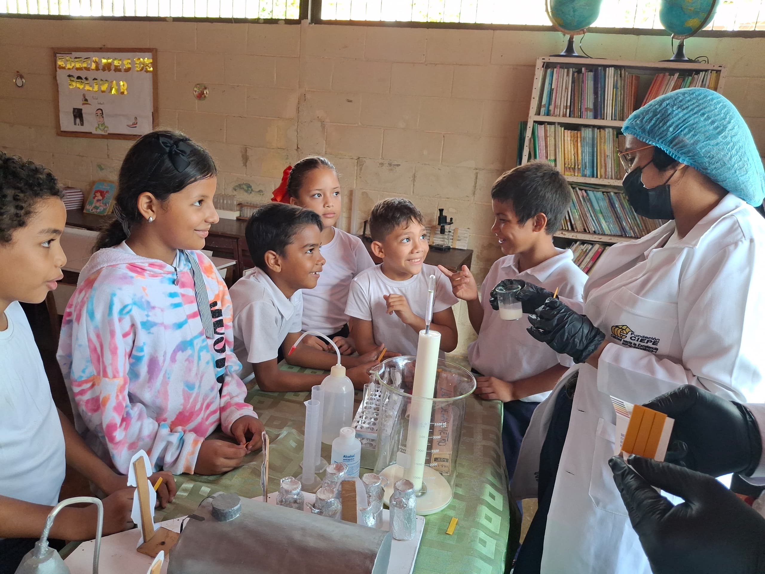 Fundación CIEPE a través de la ciencia despierta la curiosidad natural de los niños, animándolos a explorar el mundo de los alimentos.