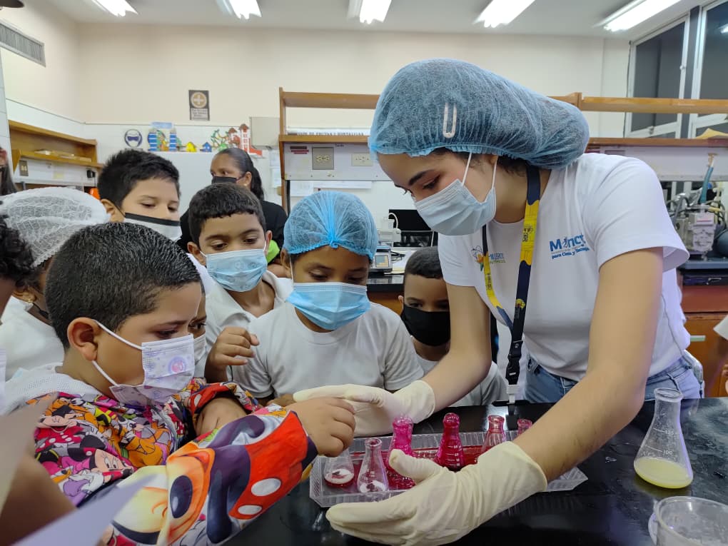 Estudiantes de la Escuela Básica Orasil Hernández visitan la Fundación CIEPE despertando el interés por la ciencia.