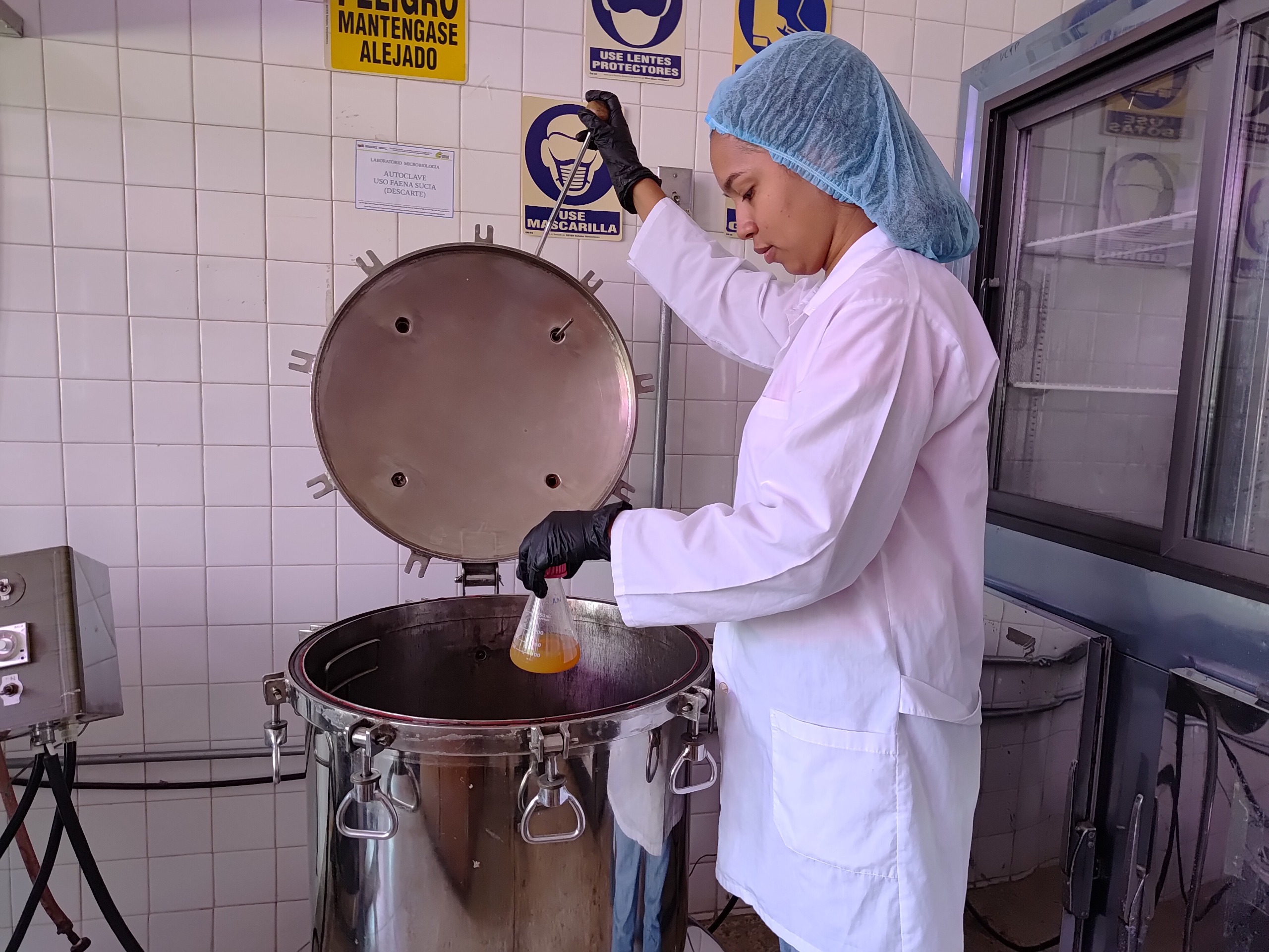 Fundación CIEPE fortalece el talento joven con investigación sobre métodos de ensayo microbiológicos