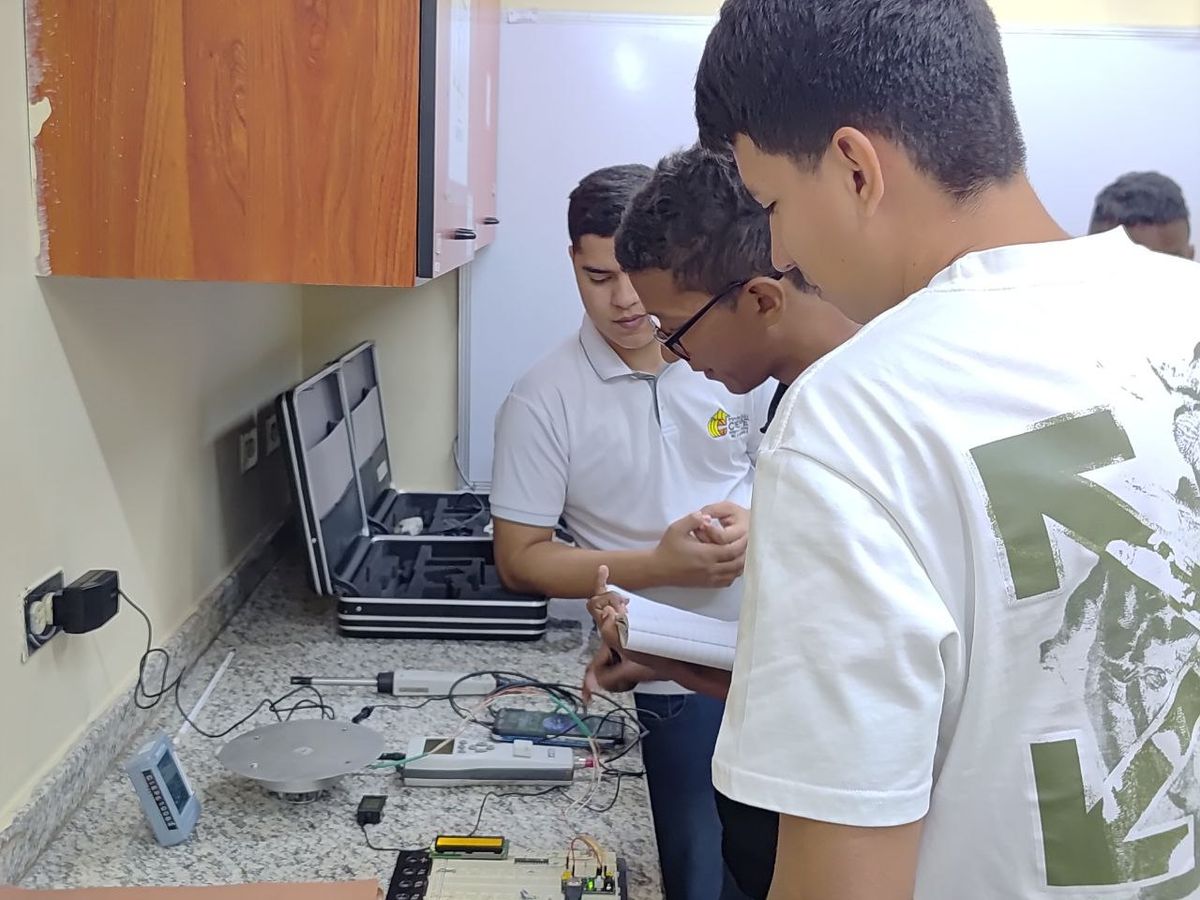 Fundación CIEPE fortalece conocimientos técnicos y científicos de estudiantes de Instrumentación de la UNEY